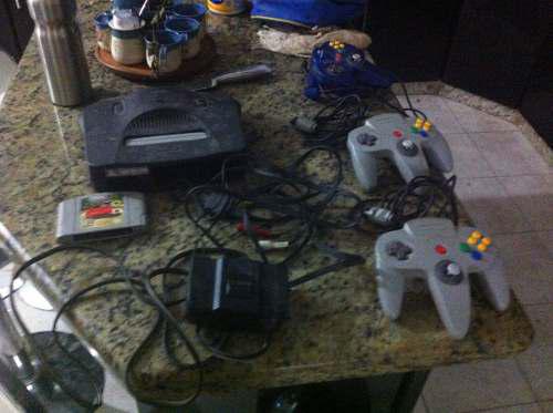 Nintendo 64 Con Sus Cables Y Control