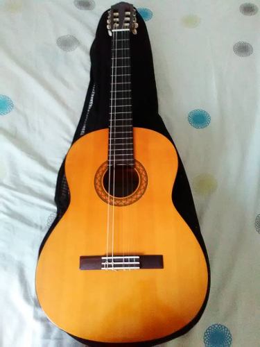 Guitarra Acústica Yamaha C)