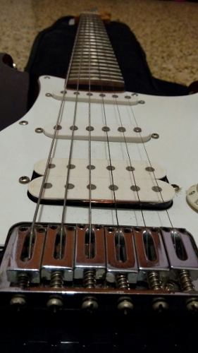 Guitarra Eléctrica Fender Squire + Amplificador Peavey