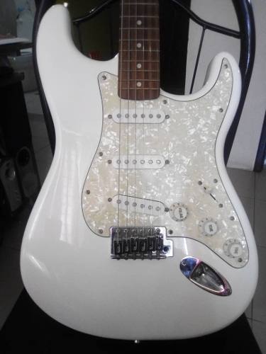 Guitarra Electrica Fender Serie Strat + Accesorios