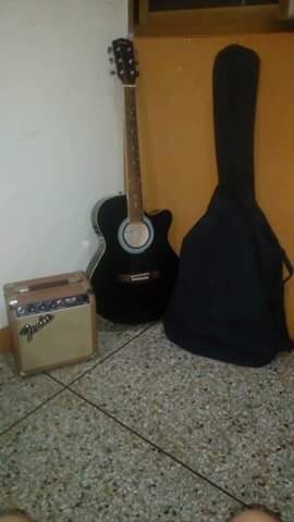 Guitarra Electroctroacustica Fender Af-130 Con Amplificafor