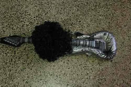 Peluca Negra Con Guitarra Inflable De Plastico