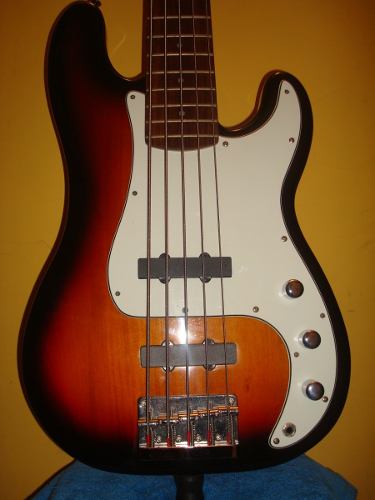 Bajo Fender Squier Precision Bass Standar Cinco Cuerdas