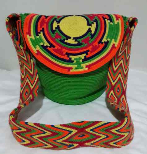 Mochilas Wayuu Con Tapa Y Cinta Multicolores