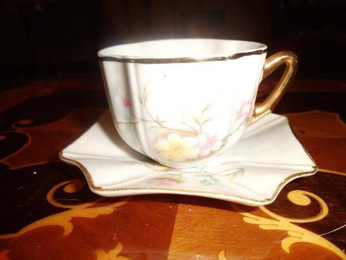 Antiguo Plato Y Taza De Porcelana De Bello Diseño Y Bellos