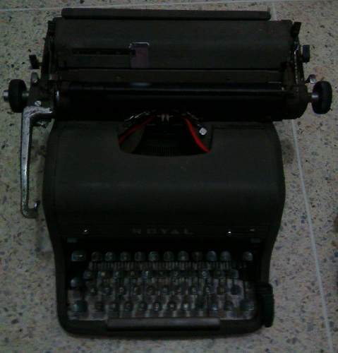 Maquina De Escribir Marca Royal. Antigua De Coleccion