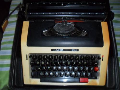 Máquina De Escribir Marca Aiko 