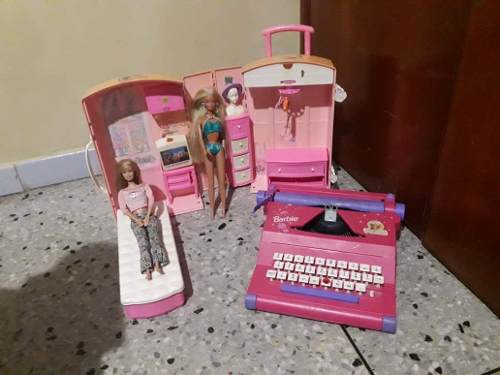 Casa Portatil, Maquina De Escribir Y 2 Munecas De Barbie.