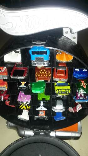 Carritos Hot Wheels Con Estuche (26 Carritos)