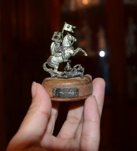 Figura De Hombre En Caballo En Metal