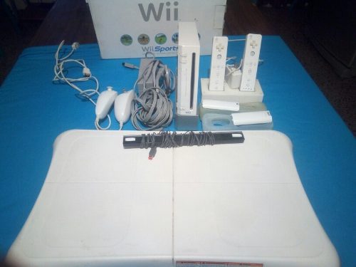 Nintendo Wii 2 Controles + 2 Nunchuk + Wiifit + 2 Juegos