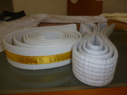 Cinturon Taekwondo Blanco Con Franja Amarilla 2 Mtrs 85 Cms