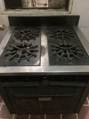 Vendo Cocina Semi Industrial 4 Hornillas Y Horno