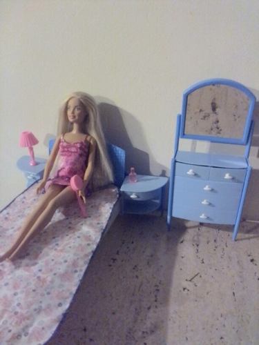 Barbie Con Cama Peinadora Secador Cepillo Lampara Crema Lea