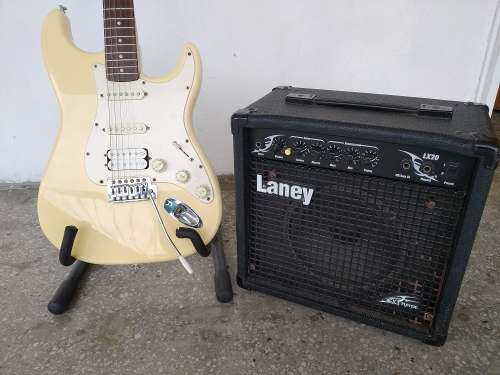 Guitarra Electrica Fender Squier Con Amplificador Laney Lx20