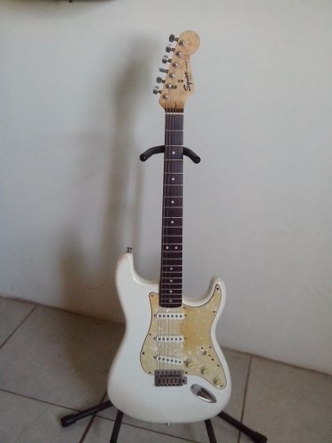 Guitarra Electrica Squier Stratocaster Con Microfonos Fender
