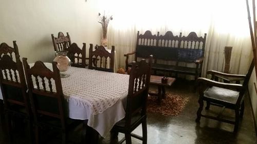 Oferta Juego D Muebles Y Comedor En Madera Y Cuero Tallados