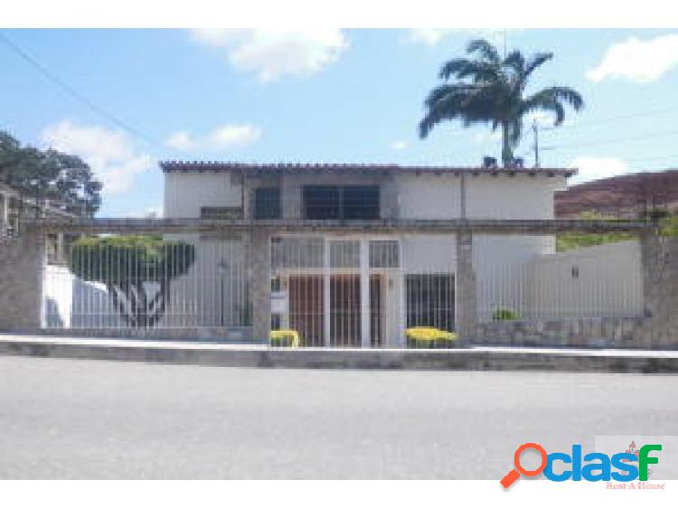 Se vende Hermosa e imponente casa de dos niveles