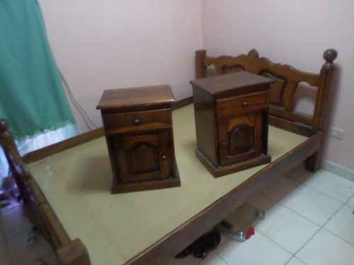 Cama Matrimonial De Madera Con Sus Dos Mesas De Noche