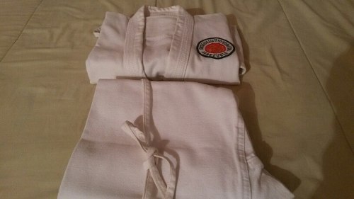 Kimono Blanco Karate Con Cuatro Cinturones