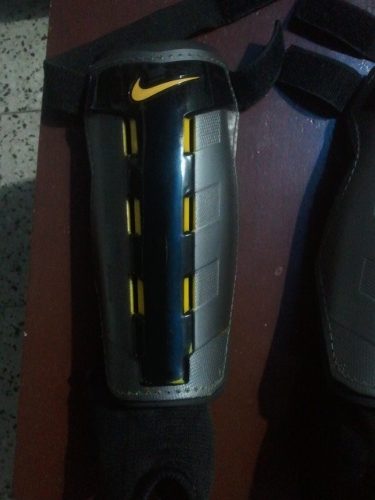 Canilleras Nike (talla M)