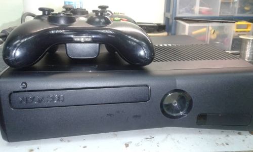 Xbox 360 Slim 4gb + Chip 3.0 + 2 Controles +