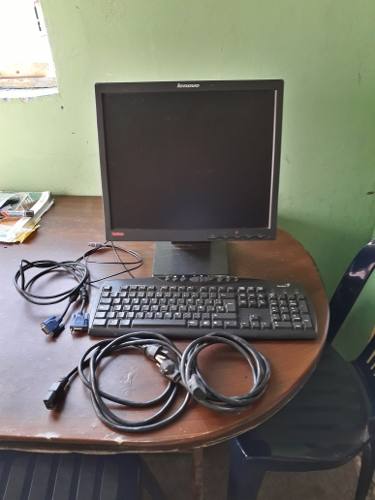 Monitor Lenovo De 17 Pulgadas + Teclado Y Cables