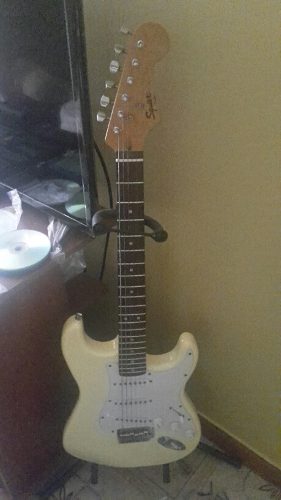 Guitarra Electrica Squier Bullet Strat Y Amplificador Fender