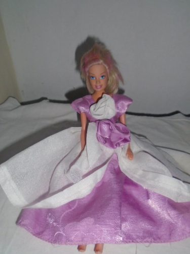 Muñeca Barbie + Vestidos