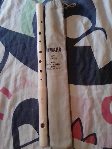 Flauta Transversa De Plasrico Marca Yamahaa
