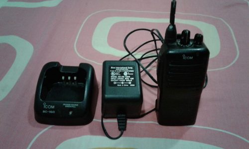 Radio Transmisor Uhf Aicom Con Sus Dos Cargadores