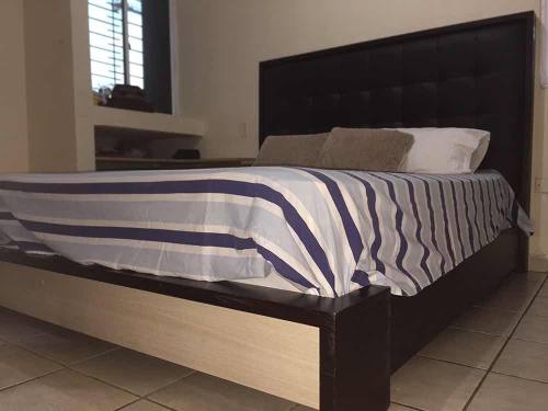 Cama Queen Laminado Y Semicuero Wengue