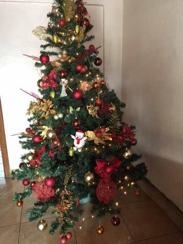 Arbol De Navidad Con Sus Adornos Y Luces