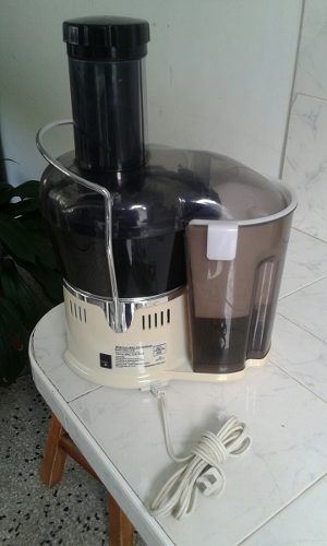 Extractor de jugos Disponible 🍓🍌🍊 El extractor de jugos Black Decker  JE2400 logra extraer jugos libres de pulpa de tus vegetales y frutas…