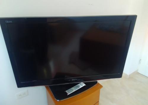 Televisor De 42 Pulgadas Cyberlux, Con Base Aerea