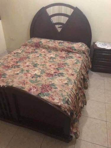 Cama Matrimonial En Madera Colchón Paradiisse Y Mesa