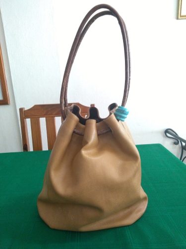 Cartera Biglidue De Cuero, Color Beige Con Piedra Turquesa