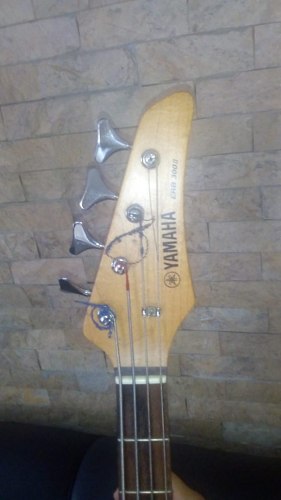 Bajo Yamaha