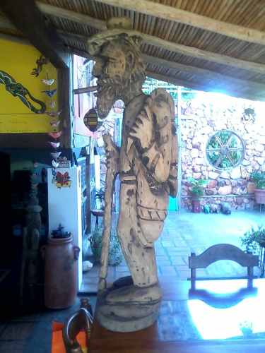 Escultura Gigante En Madera, De Gran Valor Estético