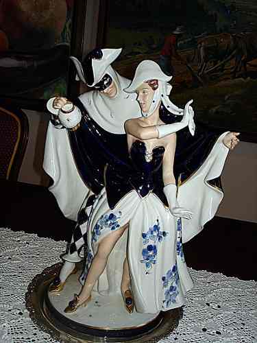 Figura Porcelana Royal Dux Los Enmascarados Perfecto Estado
