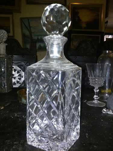 Antigua Licorera De Cristal De Bohemia Tallado Con Tapa En P