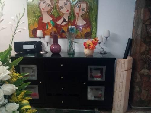 Mueble Ceibo Negro Cuatro Gavetas Con Vidrios Esmerilados