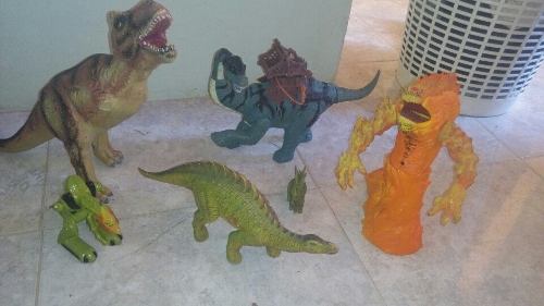 Dinosaurios Y Hombre Lava, Usado En Buen Estado.. Precio Ref