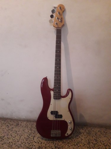 Bajo Fender Squier