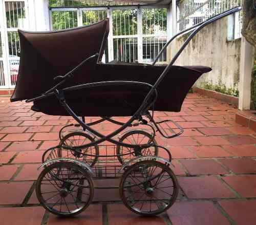 Coche Para Bebé Antiguo Usado. Se Encuentra En San