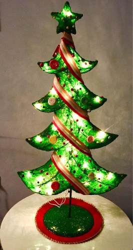 Pino De Navidad Con Luces Y Adornos Decorativos