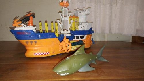 Barco De Juguete Matchbox Tiburón