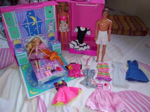 Dormitorio Portatil Vintage Barbie Con Muñecas Y Ropa Leer