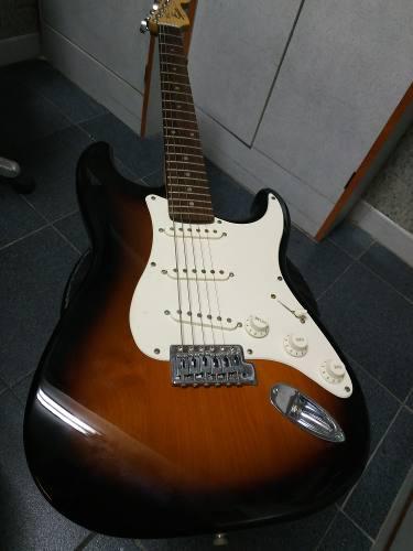 Guitarra Y Amplificador Fender, Por No Usar!