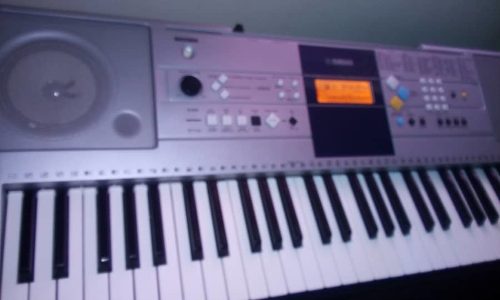 Teclado Yamaha Psr 323 Con Cargador